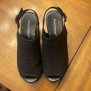 Pierre Dumas Size 8.5 Black Wedges